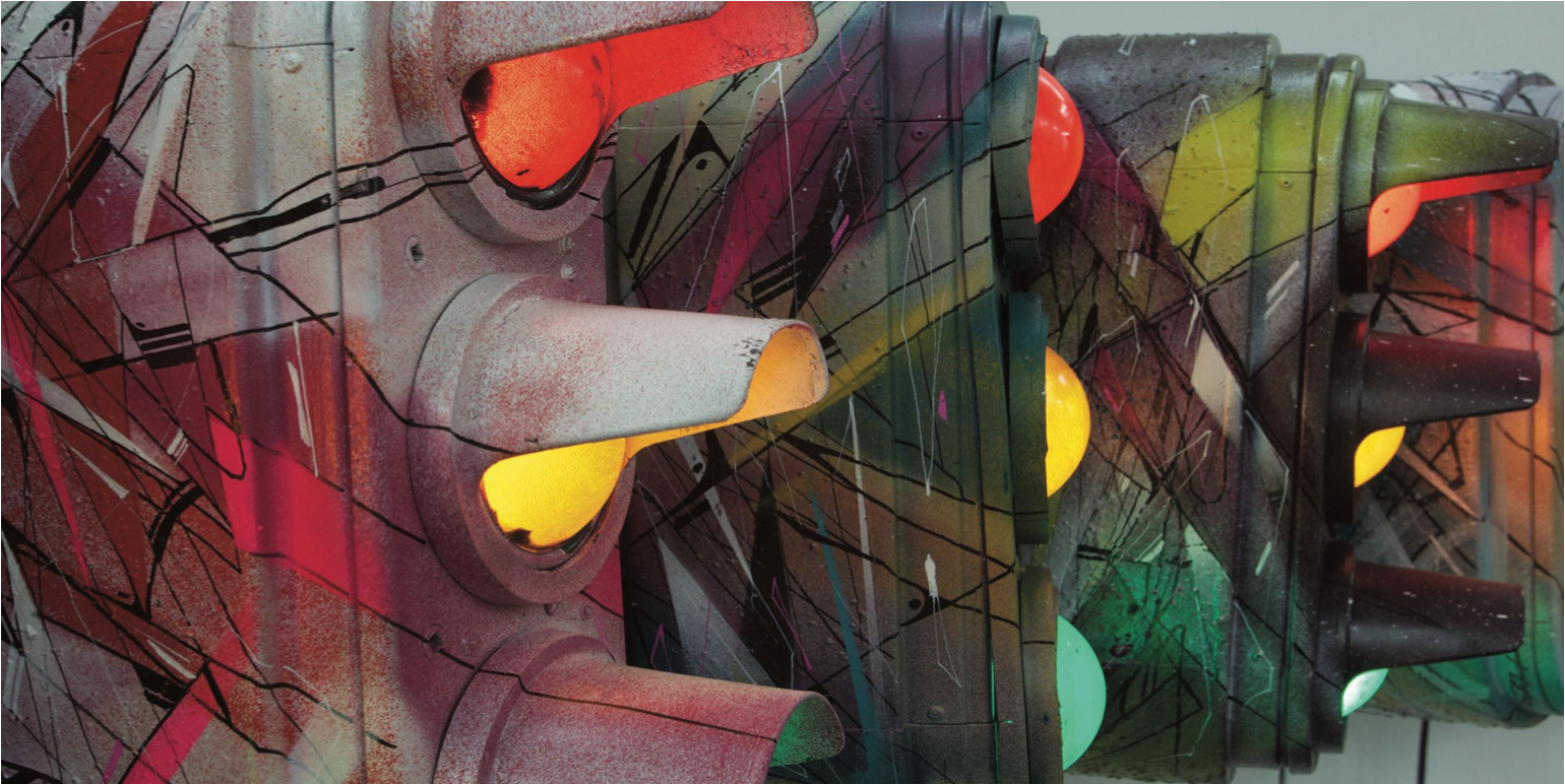 HOPARE -  Sans titre [détail] - 2013 - encre aérosol et marqueur sur 10 feux tricolores - 46 x 18 x 35 cm (chaque) ©Gaël Coto